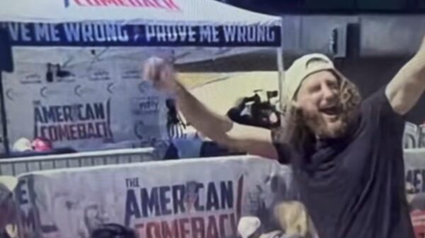 "Vind deze man!": Springende toeschouwer bij moord Charlie Kirk trekt de aandacht