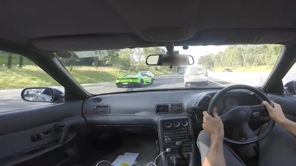 Patser in een getunede Nissan GTR daagt Lamborghini Huracán uit