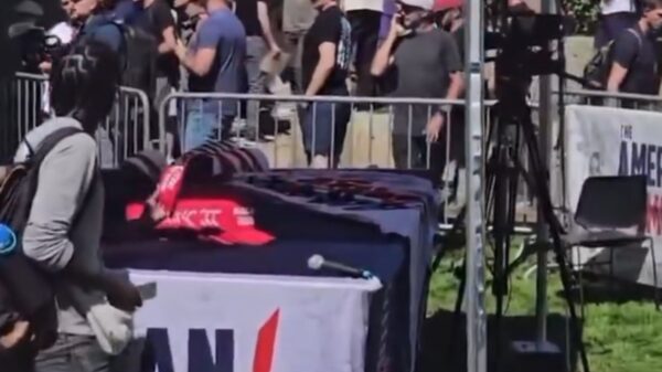 Respectloze schoft steelt spullen Charlie Kirk nog geen kwartier na zijn dood