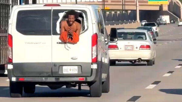 Bizar: Gevangene bungelt uit rijdende gevangenisbus in Oklahoma