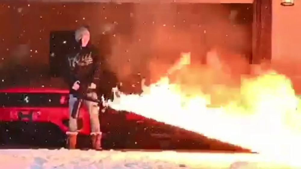 Met een vlammenwerper hoef je nooit meer sneeuw te schuiven!