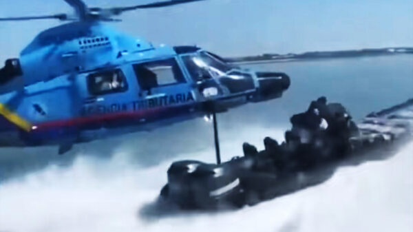 Spaanse leger jaagt met helikopter op drugsboot in de baai van Cádiz