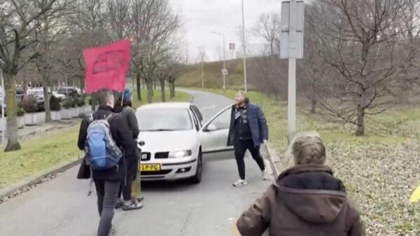 Ongeduldigde Limburger duwt XR-activisten van het wegdek tijdens protest