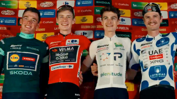 Vingegaard viert overwinning in Vuelta op parkeerplaats van een hotel