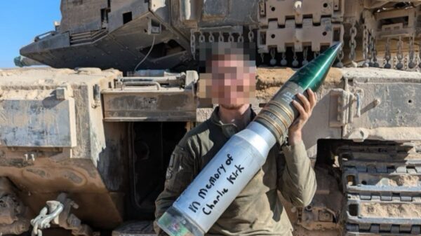 Israëlische soldaat dropt bom op Gaza en draagt hem op aan Charlie Kirk