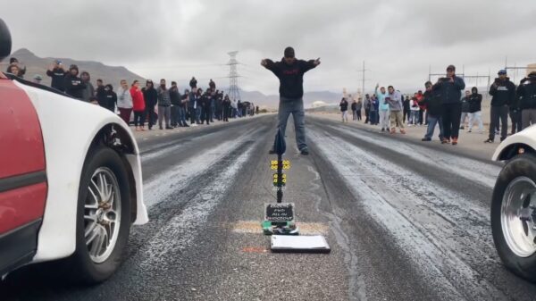 Als beide auto's het af laten weten tijdens een dragrace moet er worden geduwd