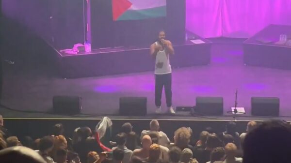 Bob Vylan betreedt Nijmeegs podium en richt zich tot de journalisten in de zaal