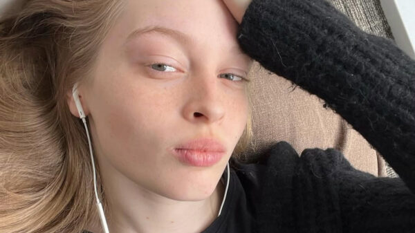 Transdochter Elon Musk verschijnt in transparante bikinitop op catwalk