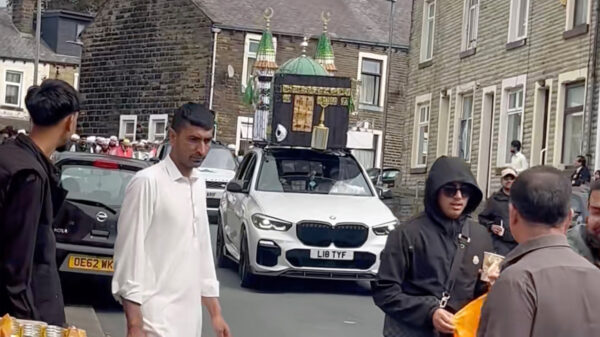 Welkom in de United Kingdom, waar ze met een miniatuur-Ka'aba rondrijden