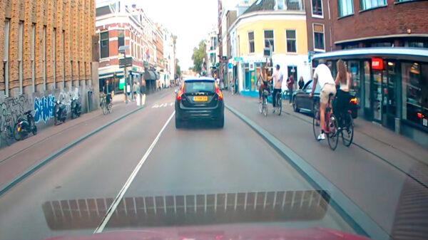 Welkom in Utrecht waar de naaktlopers spontaan door de straten rennen