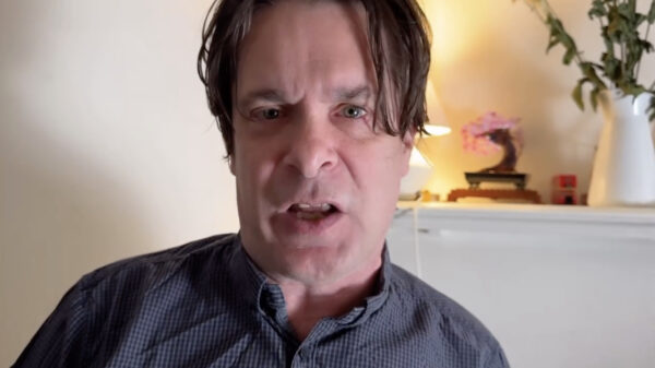 Hans Teeuwen schrapt show in Gent nadat Israëlische dirigent is geweigerd