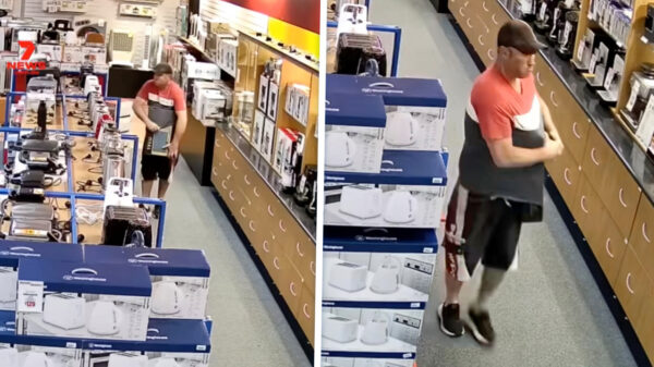 Australische winkeldief betrapt die een tv-scherm onder zijn t-shirt propt