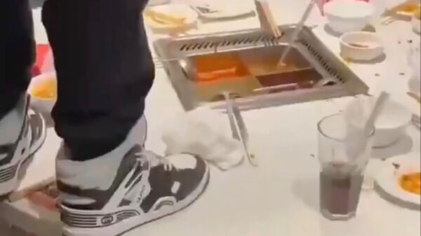 Tieners die in ‘stoofpot’ van restaurant plasten moeten bizar geldbedrag betalen