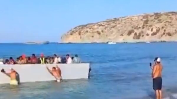 Toeristen op Grieks eiland duwen boot vol vluchtelingen terug de zee op