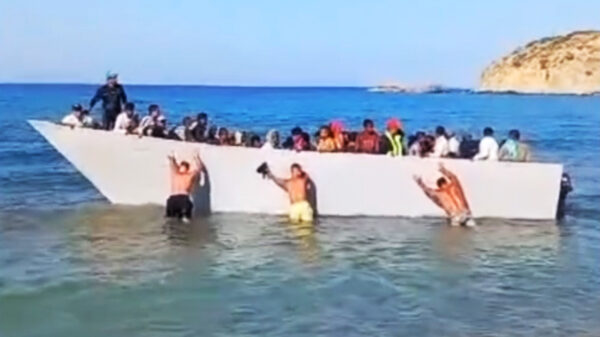 Toeristen op Grieks eiland duwen boot vol vluchtelingen terug de zee op