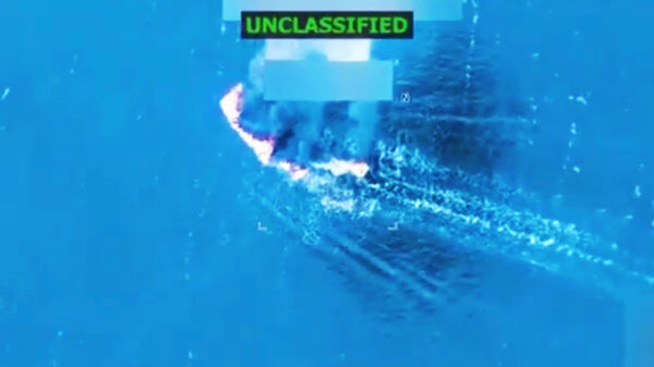 Trump deelt bizarre video van drugsboot die met raket wordt weggevaagd