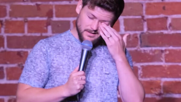 Comedian barst in tranen uit nadat publiek man met hartaanval redt