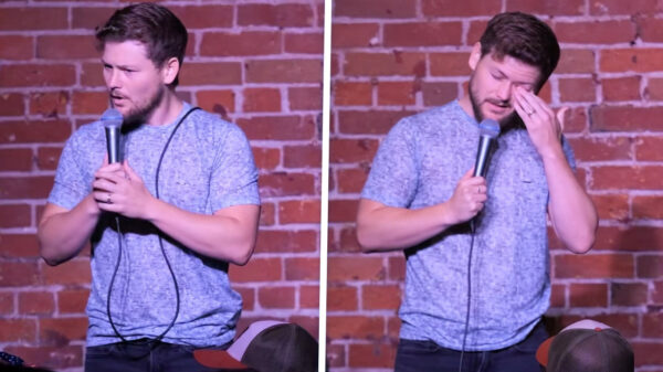 Comedian barst in tranen uit nadat publiek man met hartaanval redt