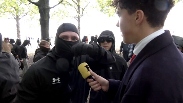 Bender als enige 'journalist' midden tussen de rellen op het Malieveld