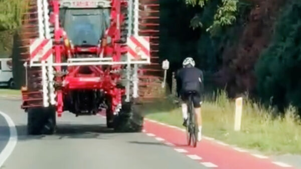 Wielrenner is een stuk minder brutaal met zo'n gevaarte naast zich