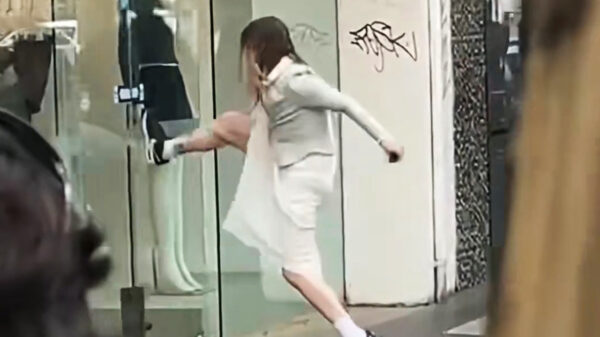 Vrouw gaat proletarisch shoppen in Melbourne, omstanders filmen rustig