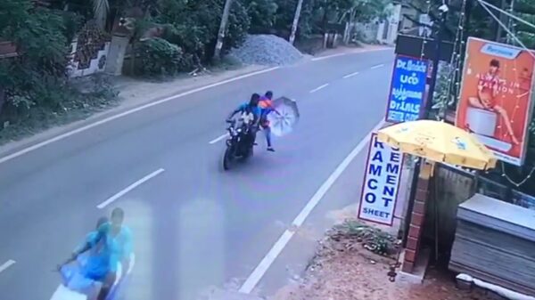 Slechtste plan van de dag: je paraplu openen als je achterop de motor zit