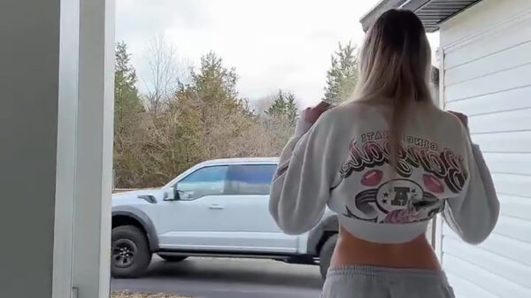 Kijk, zo zwaai je je vent uit: Geen handkus, maar een voorgevelgroet!