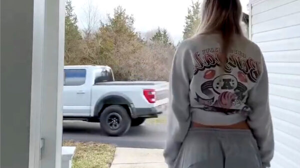 Kijk, zo zwaai je je vent uit: Geen handkus, maar een voorgevelgroet!