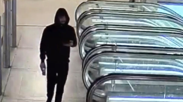 Opsporing verzocht: Man breekt kaak van medewerker op Amsterdam Centraal