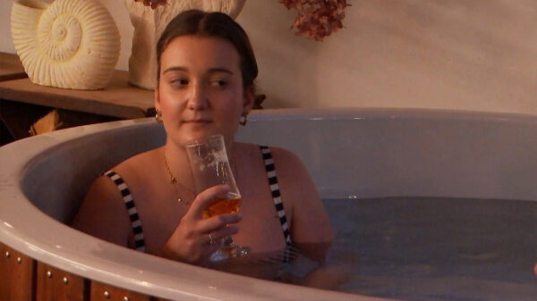 Ongemakkelijke stiltes in de hete hottub van Lang Leve de Liefde