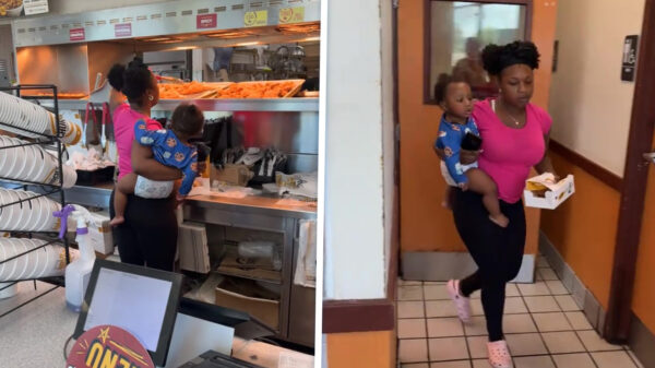 Voorbeeldmoeder laat zien hoe je eten in een fastfoodtoko bestelt