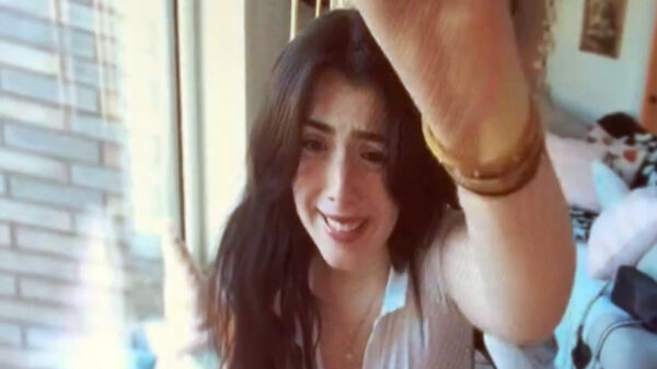 Dit is waarom je nooit moet opstaan tijdens een online vergadering