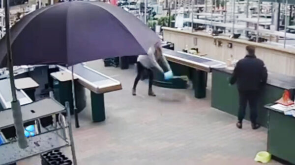 Vrouw plast in emmer bij tuincentrum Roosendaal en kiepert ’t leeg onder kassa