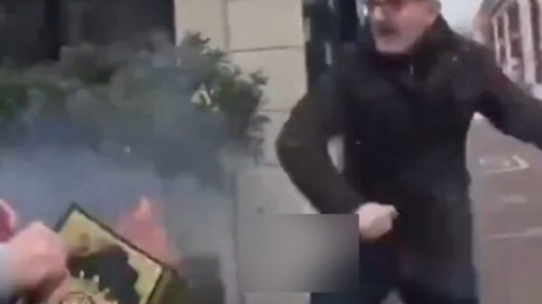 Man verbrandt Koran bij Turkse ambassade, moslim valt hem aan met mes