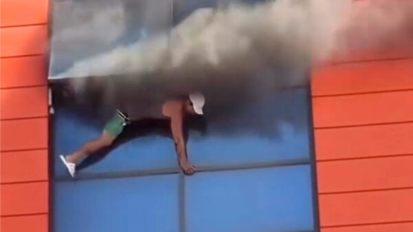 Dramatische beelden: Man hangt uit raam bij brand in winkelcentrum