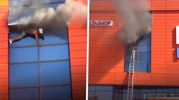 Dramatische beelden: Man hangt uit raam bij brand in winkelcentrum