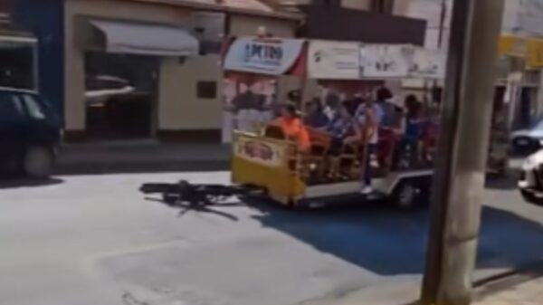 Touristentreintje vol bejaarden raakt los en rolt 60 meter van helling af