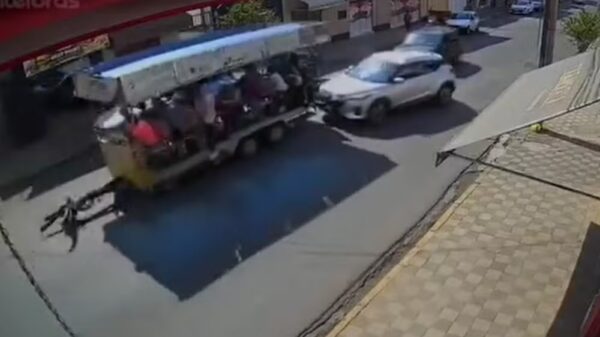 Touristentreintje vol bejaarden raakt los en rolt 60 meter van helling af