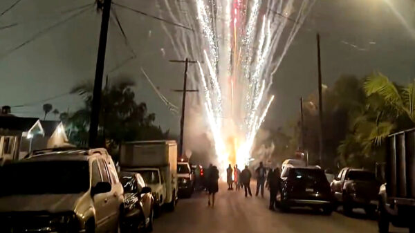 Keihard genieten van de bizarre vuurwerkshow van je pyro-buurman
