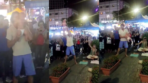 Debiele hippie gooit met een baby onder het mom van "baby-yoga"