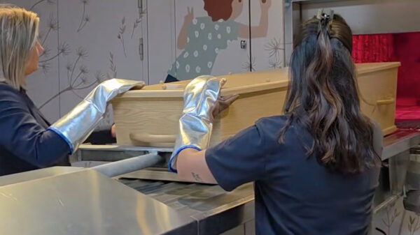 Nederlandse medewerkers crematorium gaan viraal met video's van hun werk