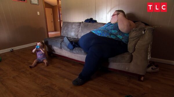 Obese dame kan niet op haar koters passen omdat ze niet door de badkamerdeur past