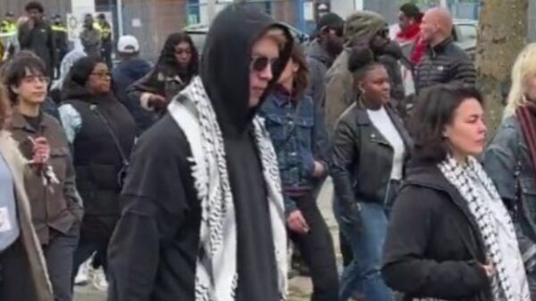 Activisten grijpen het podium tijdens stiltemars voor doodgeschoten Jerry (15)