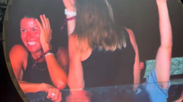 LOL: Vent van ‘Coldplay-koppel’ was óók met andere vrouw bij concert