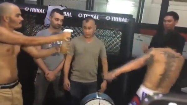 Vechtsporter sproeit zijn eigen urine in het gezicht van zijn tegenstander