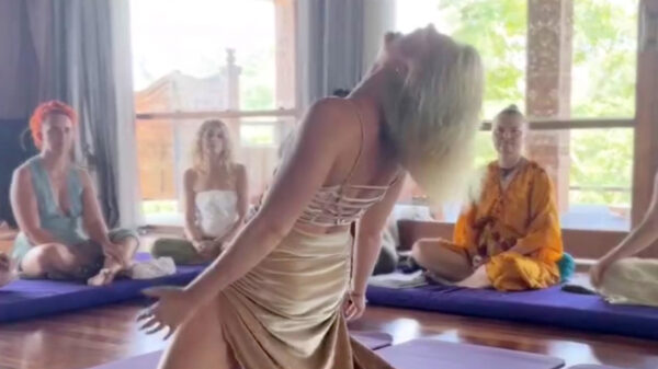 Video: Authentieke vrouw voelt zich veilig om haar gevoelens te uiten