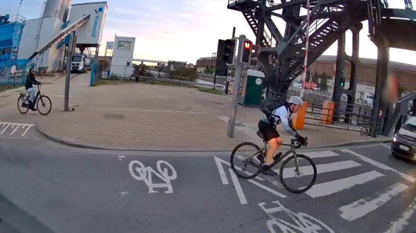 Verrassend! Wielrenner bijna onder vrachtwagen van 32 ton bij oversteken