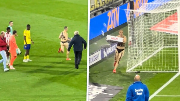 'Vegan Streaker' met bier bekogeld tijdens wedstrijd Cambuur-Jong PSV