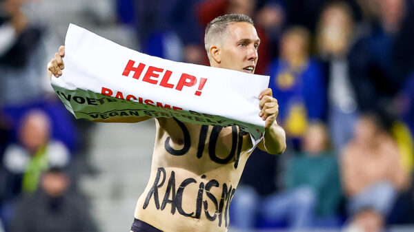 'Vegan Streaker' met bier bekogeld tijdens wedstrijd Cambuur-Jong PSV