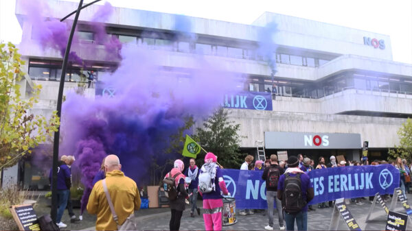 XR-demonstranten blokkeren en bekladden NOS-gebouw, politie grijpt niet in